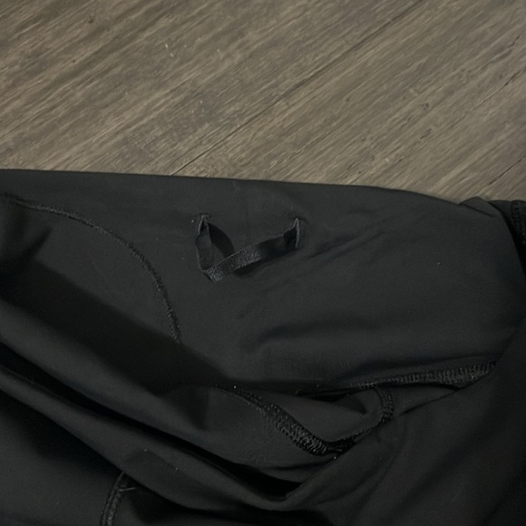 Lululemon Cropped Leggings-Black-Mesh Panels on Legs-Zippered Pockets-Size 8 - Picture 7 of 11